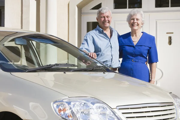 Pasangan senior berdiri untuk mobil baru — Stok Foto