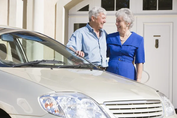 Seniorenpaar steht neben Auto — Stockfoto
