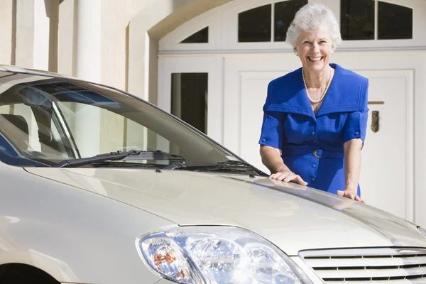 Starszy Kobiety Stojącej Obok Nowego Samochodu Przed Domem — Zdjęcie stockowe