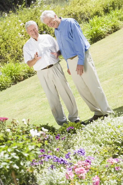 Ανώτερος Άνδρες Στέκεται Στον Κήπο Θαυμάζοντας Παρτέρι — Φωτογραφία Αρχείου