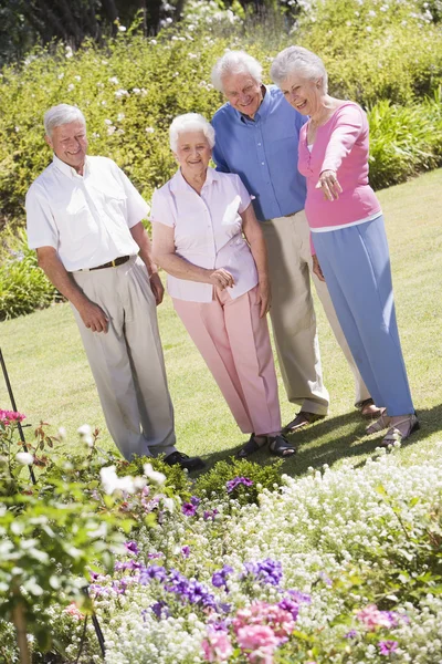 Grupp äldre vänner i trädgården grupp senior vänner i gar — Stockfoto