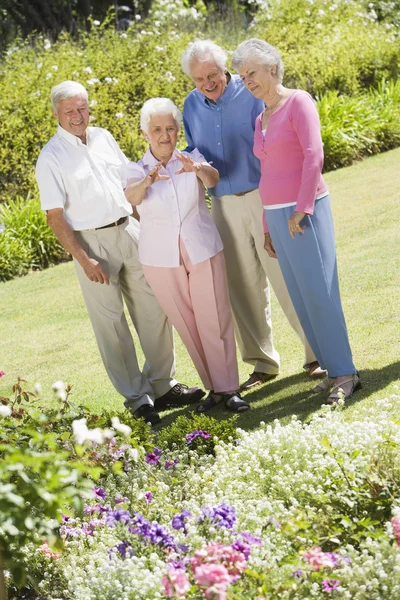 Grupo de amigos mayores en el jardín —  Fotos de Stock