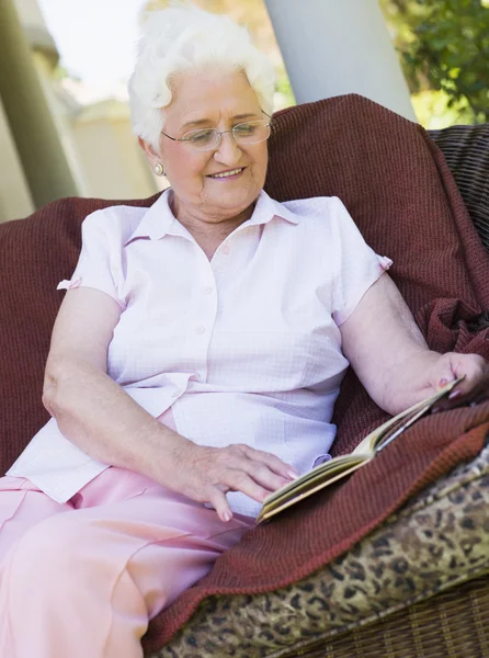 Senior kvinna läser bok — Stockfoto