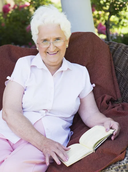 Libro lettura donna anziana — Foto Stock