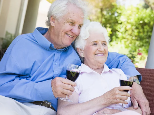 Senior Koppel Ontspannen Met Een Glas Rode Wijn — Stockfoto