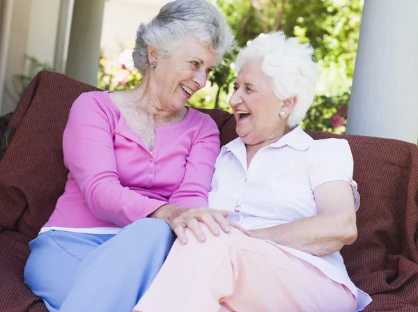 Senior Vrouwelijke Vrienden Chatten Samen Zitten Tuin Stoel — Stockfoto