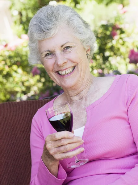 Äldre kvinna njuter av glas vin — Stockfoto