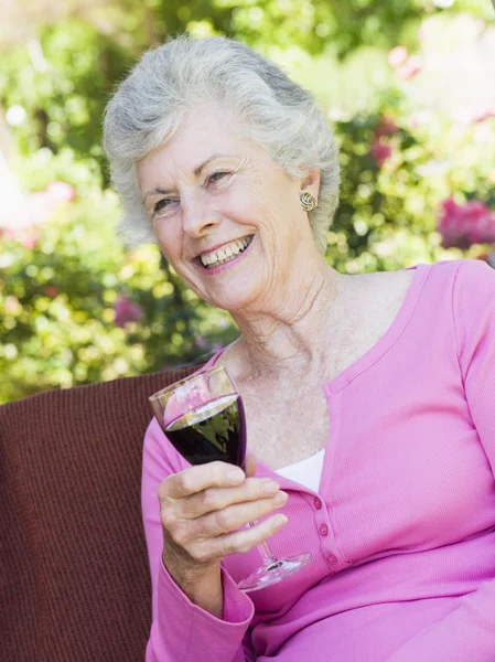 Starszy kobieta korzystających z kieliszek wina — Zdjęcie stockowe