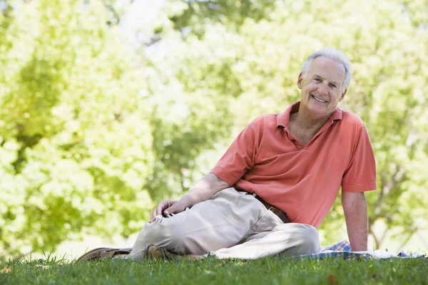 Hombre mayor relajándose en el parque — Foto de Stock