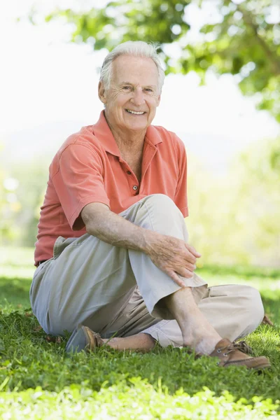 Senior Homem Relaxante Parque Sentado Grama — Fotografia de Stock