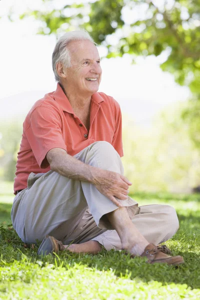 Senior homem relaxante no campo — Fotografia de Stock