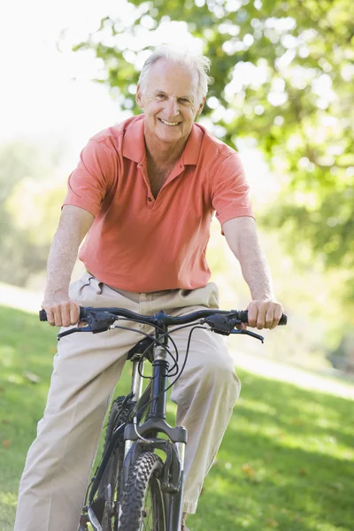 Starší Muž Cyklu Jezdit Krajině — Stock fotografie
