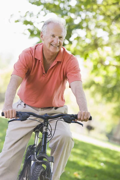 Senior Homem Passeio Bicicleta Campo — Fotografia de Stock