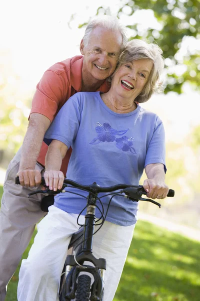 Seniorenpaar Auf Radtour Auf Dem Land — Stockfoto