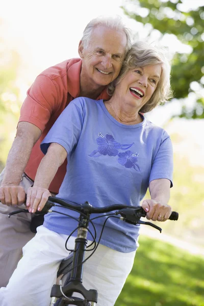 Oudere paar op fietstocht — Stockfoto
