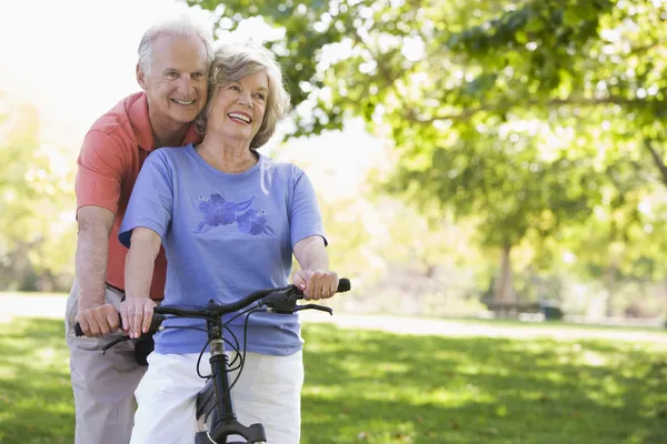 Seniorenpaar Auf Radtour Auf Dem Land — Stockfoto