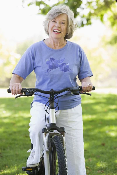 Starszy kobieta na cykl jazdy — Zdjęcie stockowe