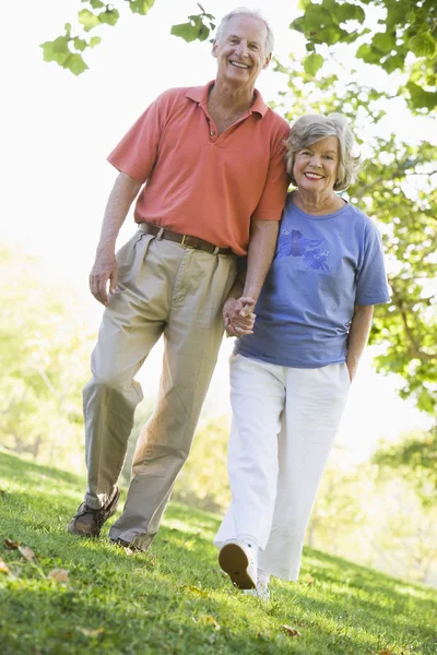 Seniorenpaar Auf Spaziergang Der Natur — Stockfoto