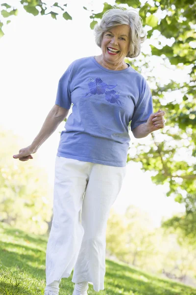 Упражнения для пожилых женщин в парке — стоковое фото