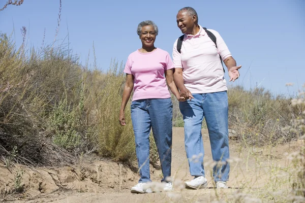 Seniorenpaar zu Fuß unterwegs — Stockfoto