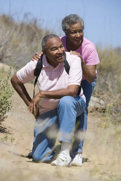 散歩に年配のカップル — ストック写真