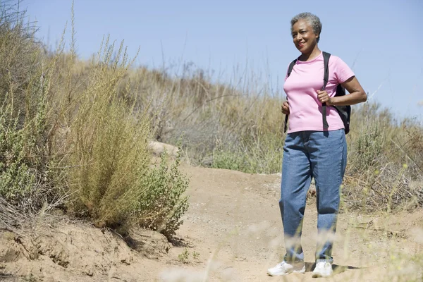 散歩に年配の女性 — ストック写真