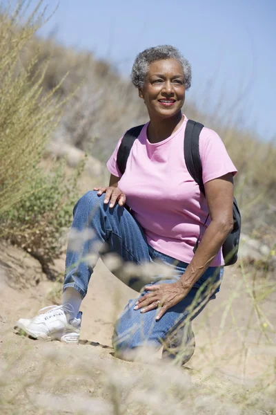 田園地帯での散歩に年配の女性 — ストック写真