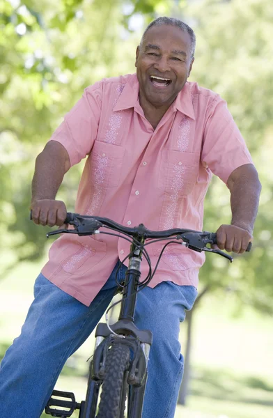 Senior man op fietstocht — Stockfoto