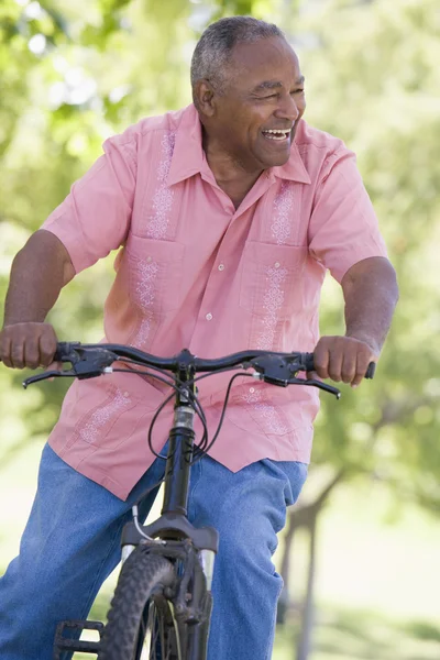 自転車に乗るの田園地帯でのシニア男性 — ストック写真