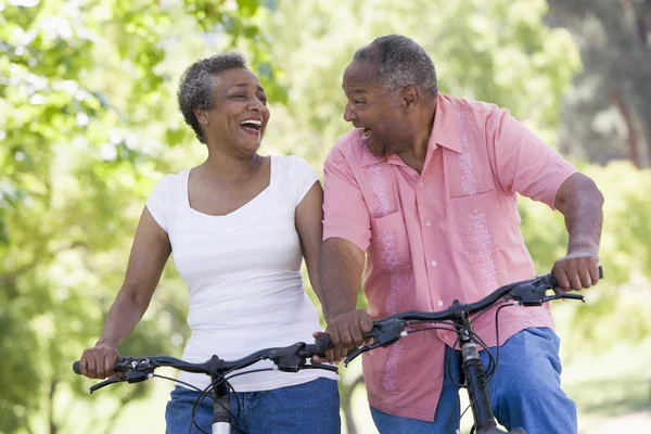 Bisiklete binen yaşlı çift. — Stok fotoğraf
