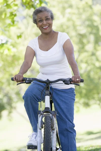 Senior woman on cycle ride — Stock Photo, Image