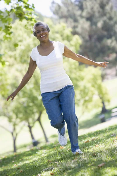 Mulher Idosa Exercitando Parque Frondoso — Fotografia de Stock