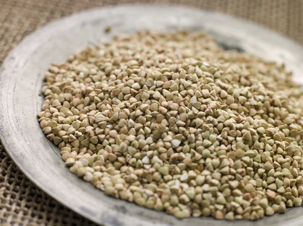 Grãos de quinoa em uma placa de Pewter — Fotografia de Stock