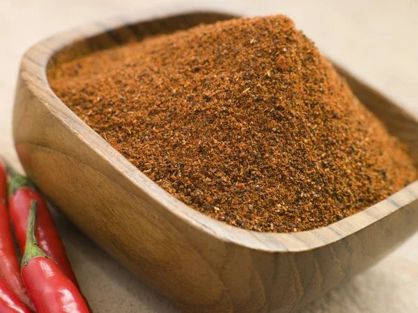 Nahaufnahme Eines Tellers Mit Heißem Chilipulver Mit Frischen Chilischoten — Stockfoto