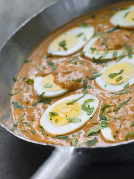 Œufs cuisinés style moghali dans une casserole — Photo
