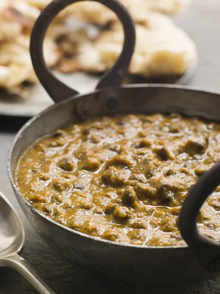 Kali dahl serveras i en karahi med naanbröd — Stockfoto