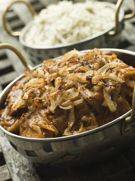 Maträtt av dopiaza kalvkött med doftande pilaff ris — Stockfoto