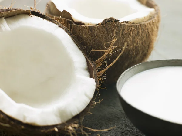 Nahaufnahme Einer Schüssel Kokosmilch Mit Einer Gespaltenen Frischen Kokosnuss — Stockfoto