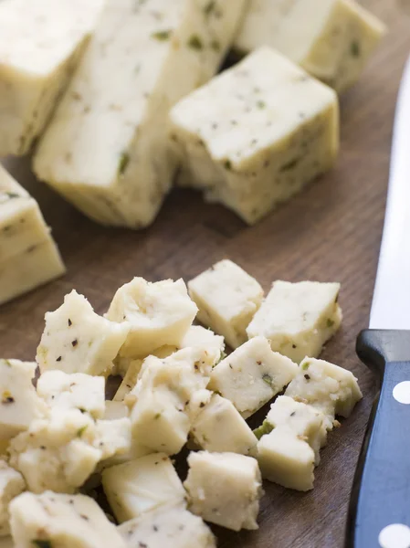 Baharat Bıçak Ile Paneer Peynir Parçalarını — Stok fotoğraf