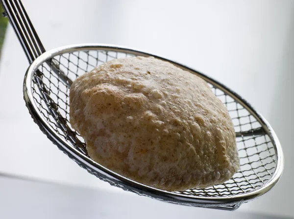 Pan de hojaldre frito en un colador — Foto de Stock