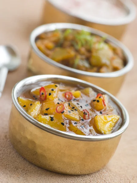 Mango-Chutney mit Limettenmarmelade und Raita — Stockfoto