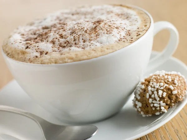 Cup of Cappucino with an Amaretti Biscuit — Stock Photo, Image