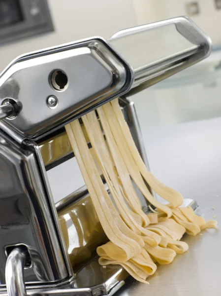 Immagine Ravvicinata Tagliatelle Uova Fresche Rotolate Una Macchina Pasta — Foto Stock