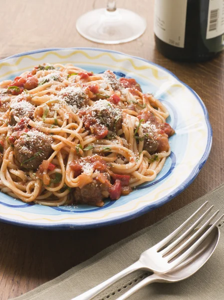 Talerz Spaghetti Pulpety Sosie Pomidorowym Parmezanem Sztućcami Wino — Zdjęcie stockowe