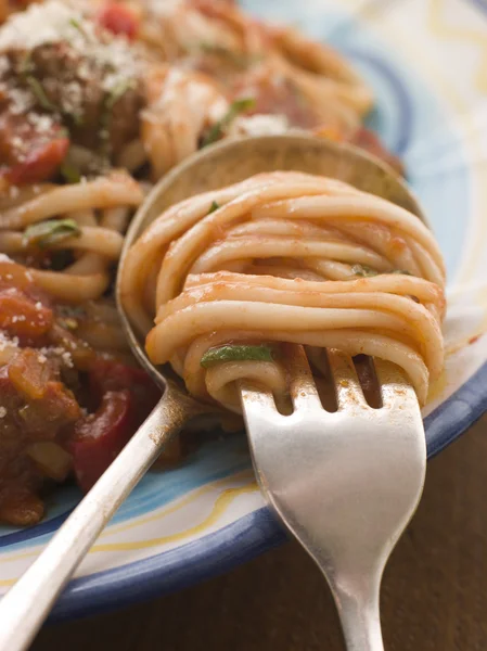 Primo Piano Spaghetti Salsa Pomodoro Attorcigliati Una Forchetta — Foto Stock