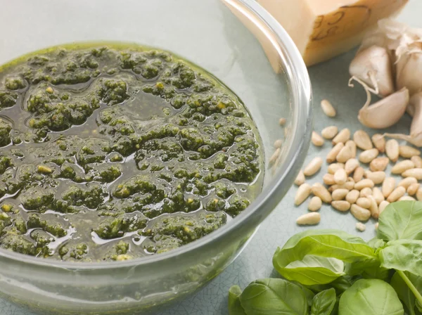Sluiten Van Bowl Fresh Pesto Met Ingrediënten — Stockfoto