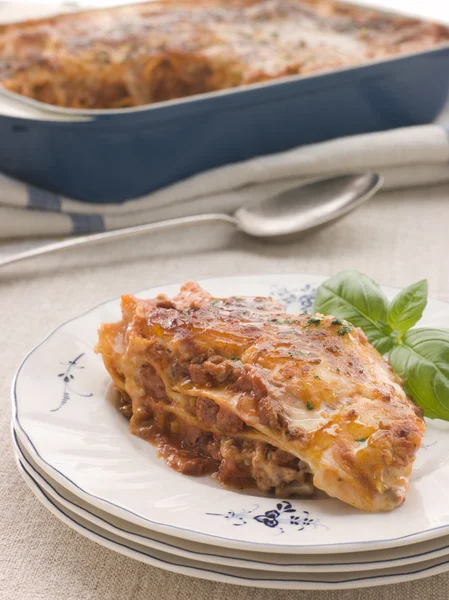 Portion Lasagne mit Basilikum — Stockfoto