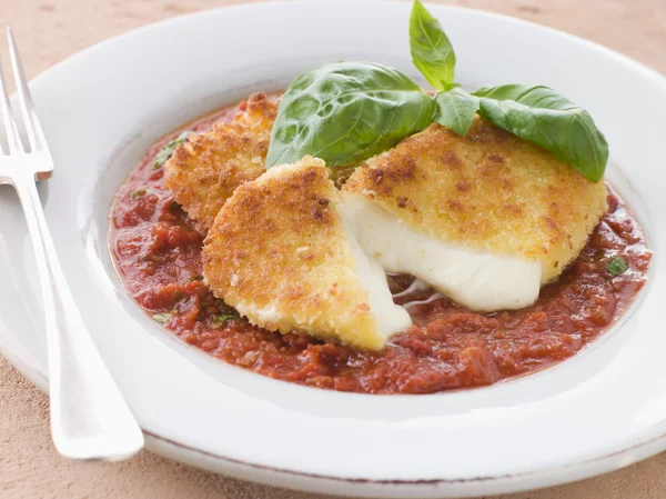 Gebakken gepaneerd mozzarella kaas met tomaat ragu — Stockfoto