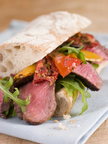 Sığır filetosu biftek ve közlenmiş biber ciabatta sandviç — Stok fotoğraf
