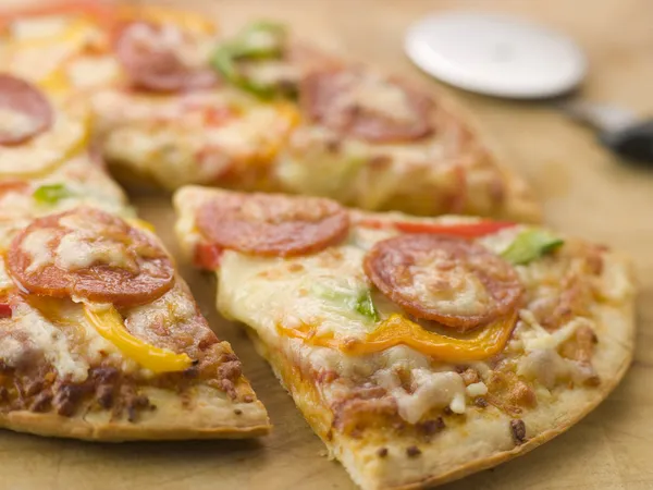 Alce Pepperoni Pizza Pimienta Con Cortador Pizza —  Fotos de Stock
